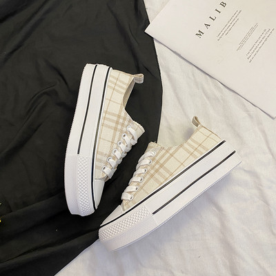 Jauns sieviešu tekstila kedu modelis ar šņorēm un plakanu zoli