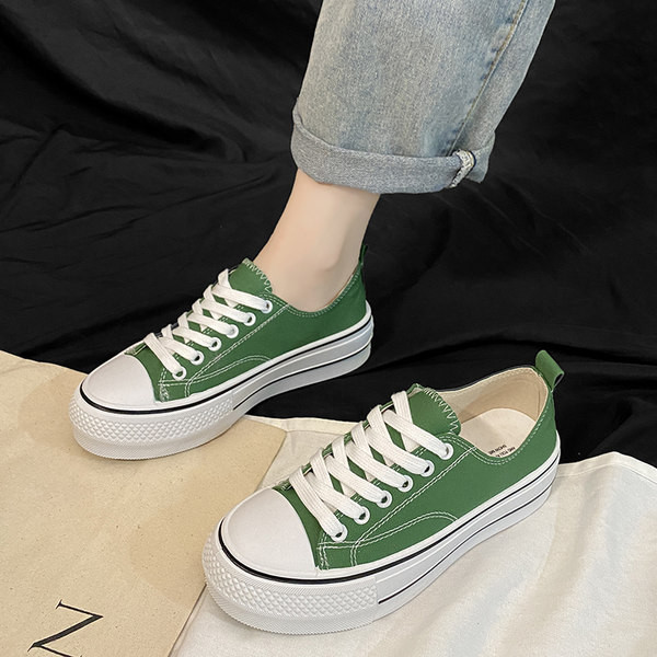 Jauns sieviešu tekstila kedu modelis ar šņorēm un plakanu zoli