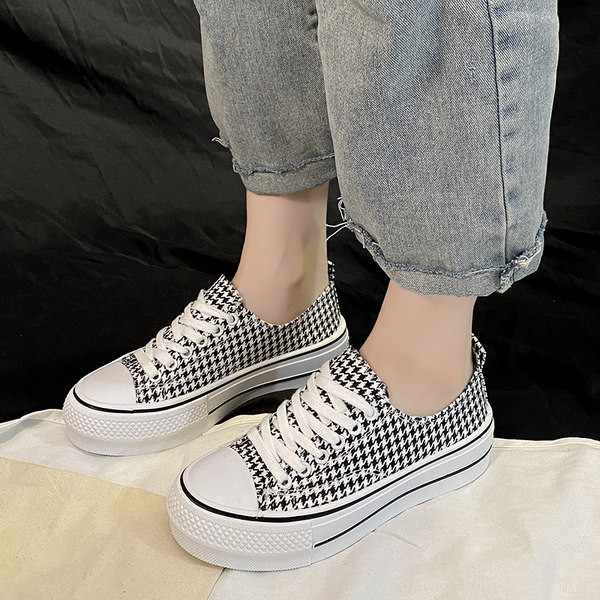 Jauns sieviešu tekstila kedu modelis ar šņorēm un plakanu zoli