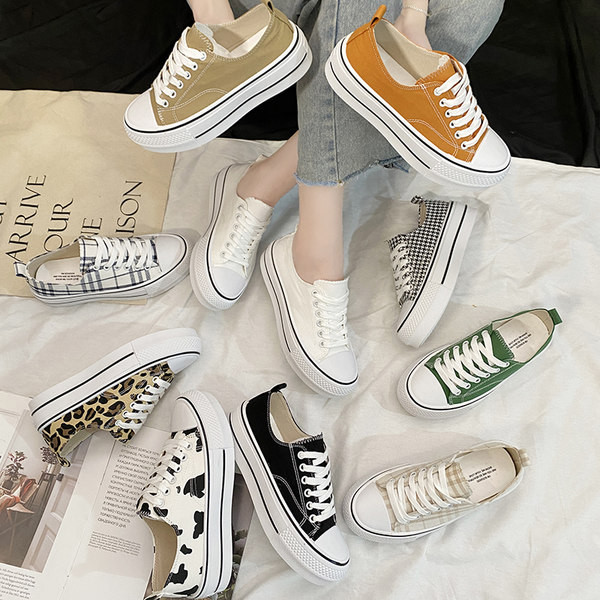 Jauns sieviešu tekstila kedu modelis ar šņorēm un plakanu zoli