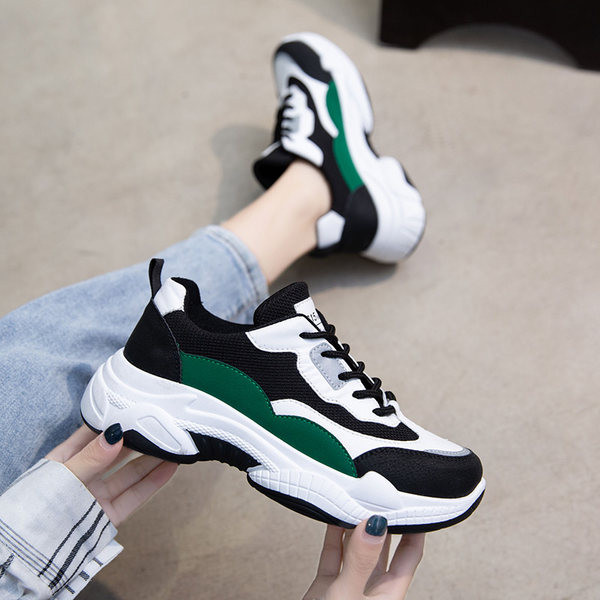 Paksu talla ja embleemiga vabaaja tossud