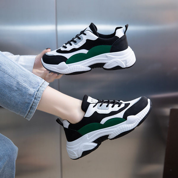 Paksu talla ja embleemiga vabaaja tossud