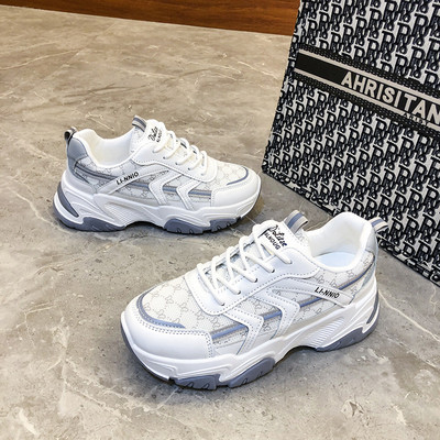 Võrgusilma ja embleemiga naiste tossud