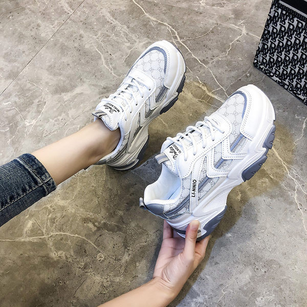 Võrgusilma ja embleemiga naiste tossud