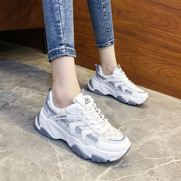 Võrgusilma ja embleemiga naiste tossud