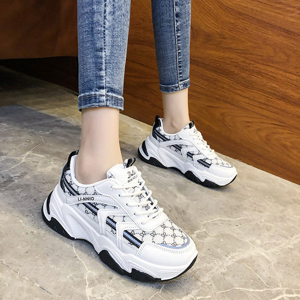 Võrgusilma ja embleemiga naiste tossud