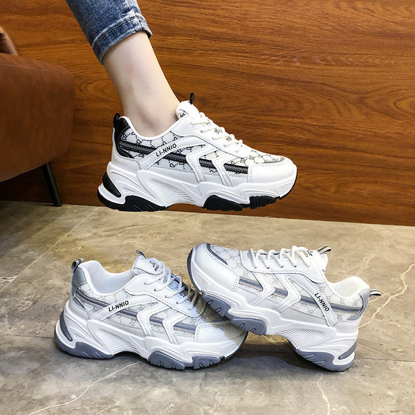 Võrgusilma ja embleemiga naiste tossud