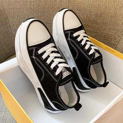 Naiste lõuendist tossud embleemi ja lameda tallaga