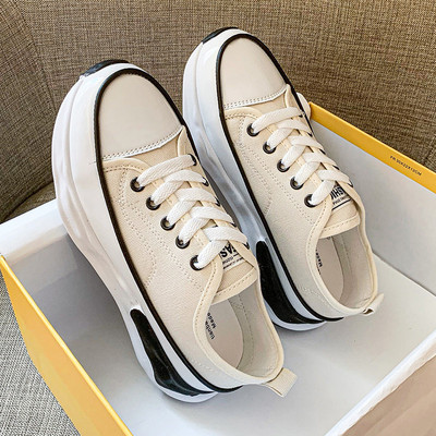 Naiste lõuendist tossud embleemi ja lameda tallaga