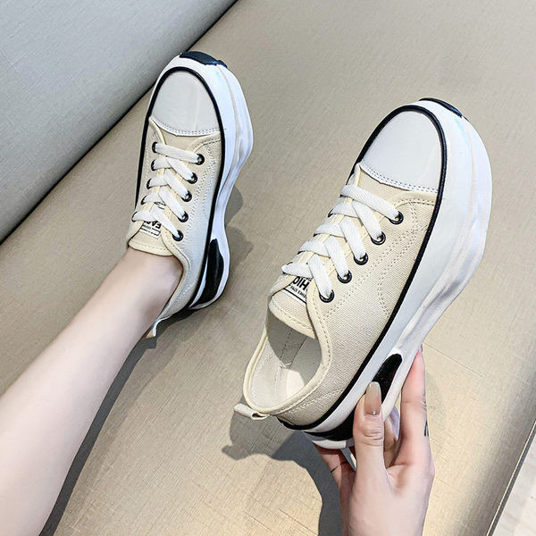 Naiste lõuendist tossud embleemi ja lameda tallaga