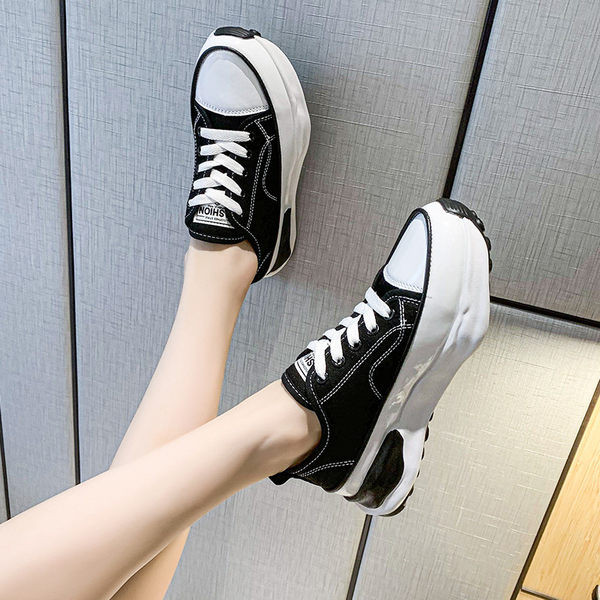 Naiste lõuendist tossud embleemi ja lameda tallaga