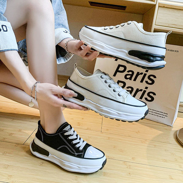 Naiste lõuendist tossud embleemi ja lameda tallaga