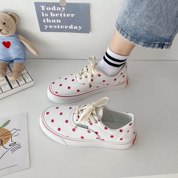 Naiste lõuendist täppidega tossud