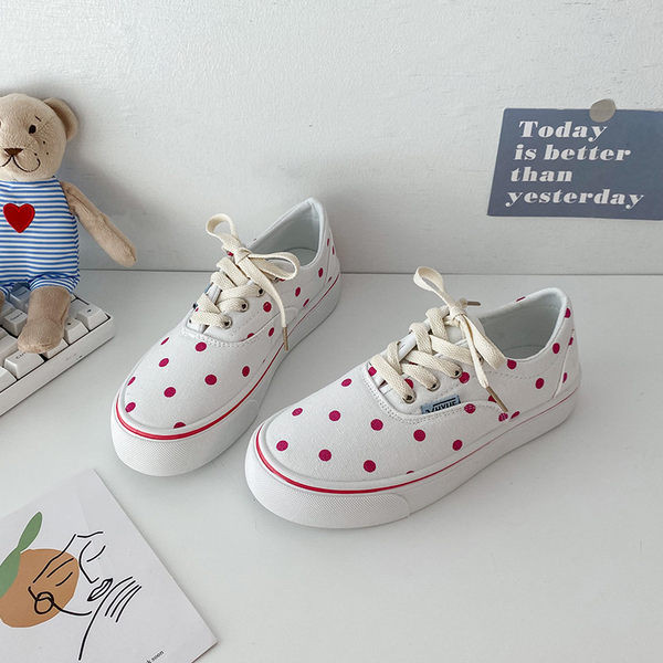 Naiste lõuendist täppidega tossud