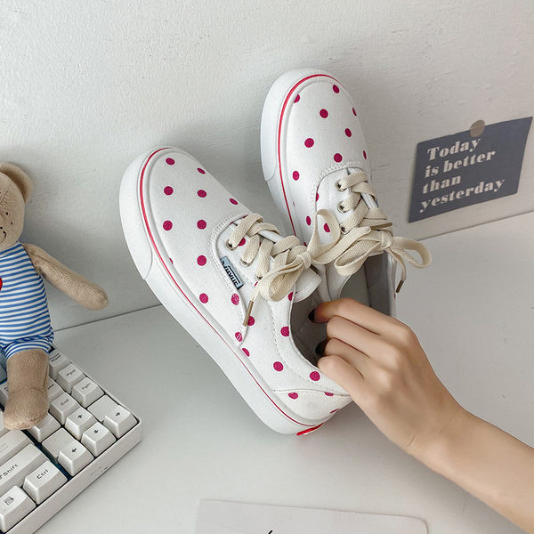 Naiste lõuendist täppidega tossud