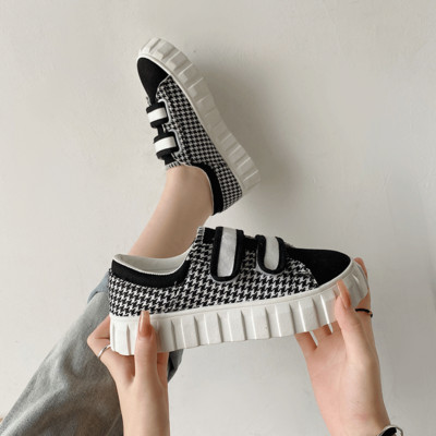 Naiste tossud takjakinnituse ja lameda tallaga