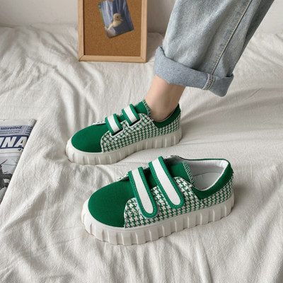 Naiste tossud takjakinnituse ja lameda tallaga