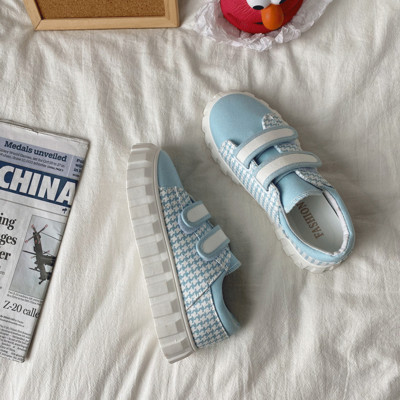 Naiste tossud takjakinnituse ja lameda tallaga