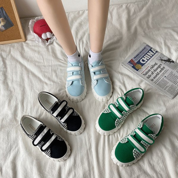 Naiste tossud takjakinnituse ja lameda tallaga