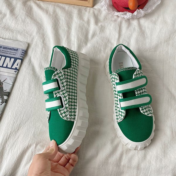 Naiste tossud takjakinnituse ja lameda tallaga