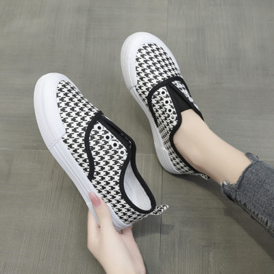 Naiste lamedad tossud ilma lipsudeta ümardatud mudel