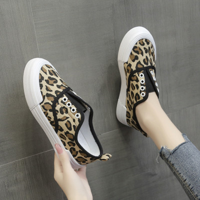 Naiste lamedad tossud ilma lipsudeta ümardatud mudel