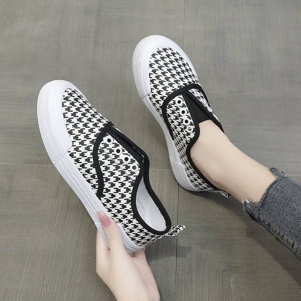 Naiste lamedad tossud ilma lipsudeta ümardatud mudel