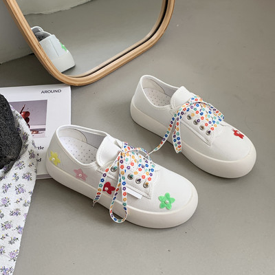 Jauns sieviešu tekstila kedu modelis ar krāsainām saitēm un izšuvumiem