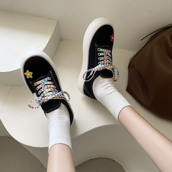 Jauns sieviešu tekstila kedu modelis ar krāsainām saitēm un izšuvumiem