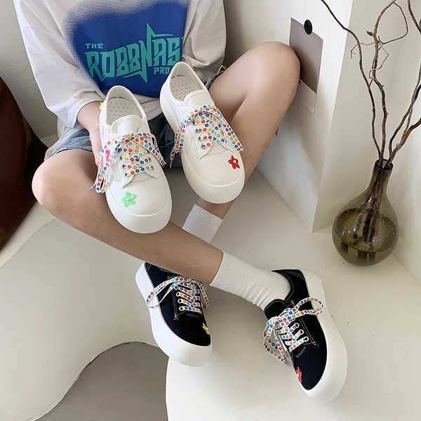 Jauns sieviešu tekstila kedu modelis ar krāsainām saitēm un izšuvumiem