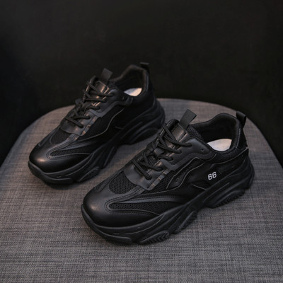 Ikdienas kedas ar rupju zoli un sietu sievietēm