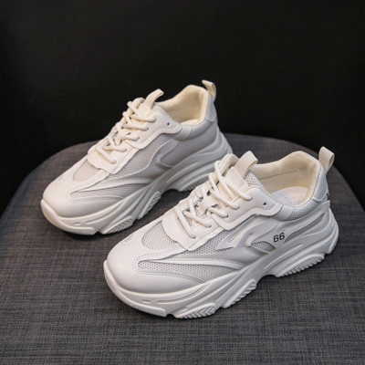 Ikdienas kedas ar rupju zoli un sietu sievietēm