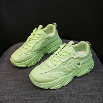 Ikdienas kedas ar rupju zoli un sietu sievietēm