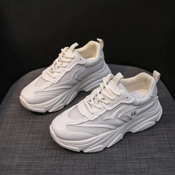 Ikdienas kedas ar rupju zoli un sietu sievietēm