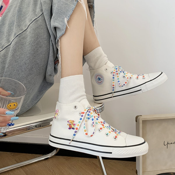 Moodsad naiste kõrged tossud 3D kaisukaru elemendi ja värviliste lipsudega