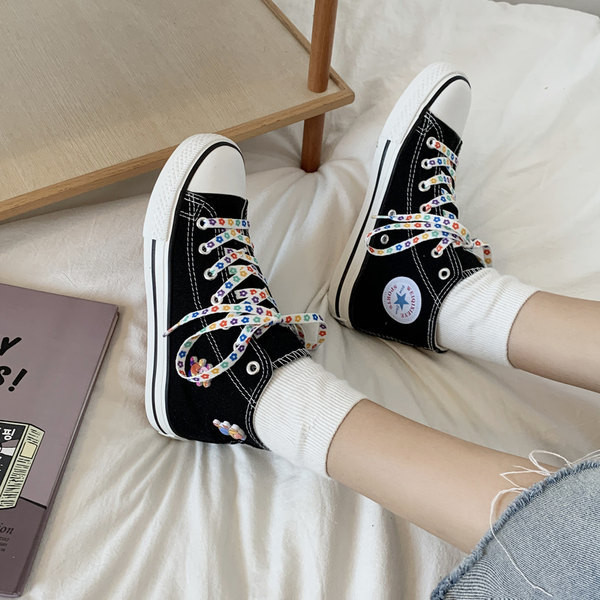 Moodsad naiste kõrged tossud 3D kaisukaru elemendi ja värviliste lipsudega