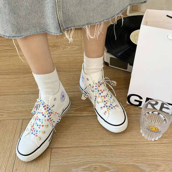 Moodsad naiste kõrged tossud 3D kaisukaru elemendi ja värviliste lipsudega