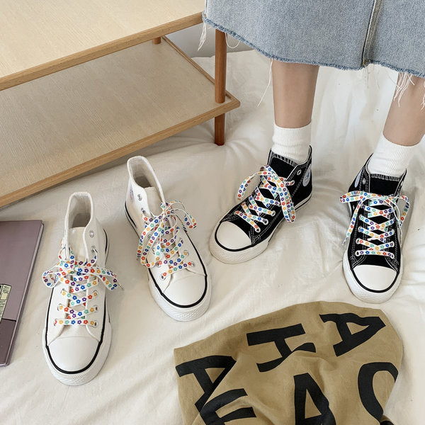 Moodsad naiste kõrged tossud 3D kaisukaru elemendi ja värviliste lipsudega