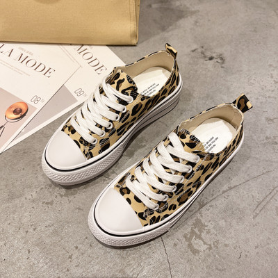 Uus mudel paelte ja lameda tallaga tekstiilist tossud - kaks värvi