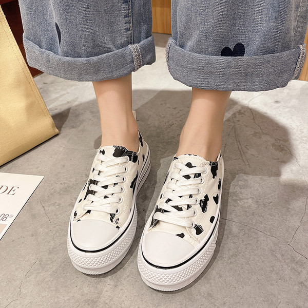 Uus mudel paelte ja lameda tallaga tekstiilist tossud - kaks värvi