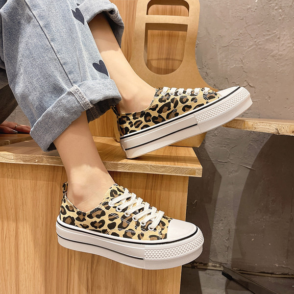 Uus mudel paelte ja lameda tallaga tekstiilist tossud - kaks värvi