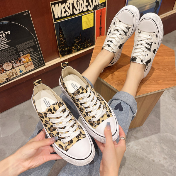 Uus mudel paelte ja lameda tallaga tekstiilist tossud - kaks värvi