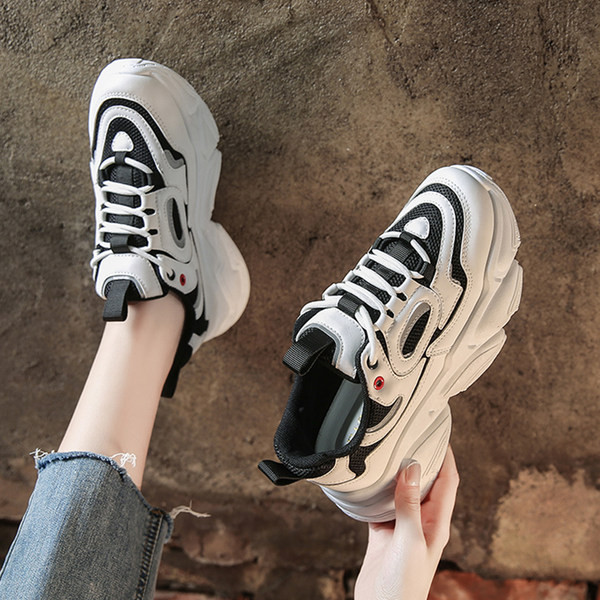 Moodsad kõrge kareda tallaga naiste ökonahast tossud