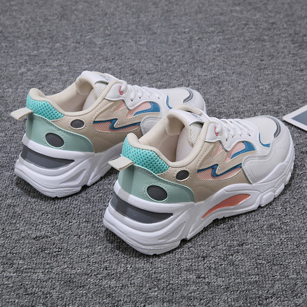 Moodsad värvilised krobelise tallaga kunstnahast tossud