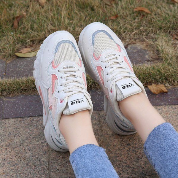 Moodsad värvilised krobelise tallaga kunstnahast tossud