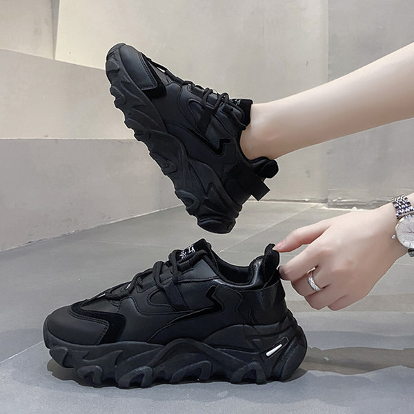 Naiste lipsude ja takjapaelaga tossud