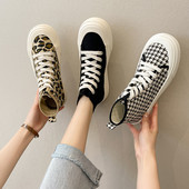 Värvilise trüki ja paeltega vabaaja tossud