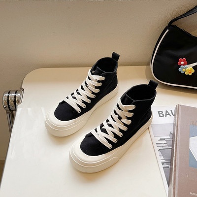 Värvilise trüki ja paeltega vabaaja tossud