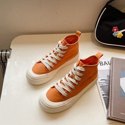 Värvilise trüki ja paeltega vabaaja tossud