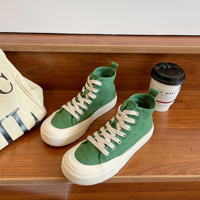 Värvilise trüki ja paeltega vabaaja tossud